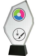 Trofeum szklane z nadrukiem kolorowym LuxorJet, grawerowaniem oraz wypełnieniem farbą i etui