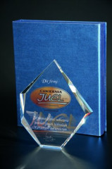 Trofeum szklane z nadrukiem kolorowym LuxorJet grawerem oraz wypełnieniem farbą i etui